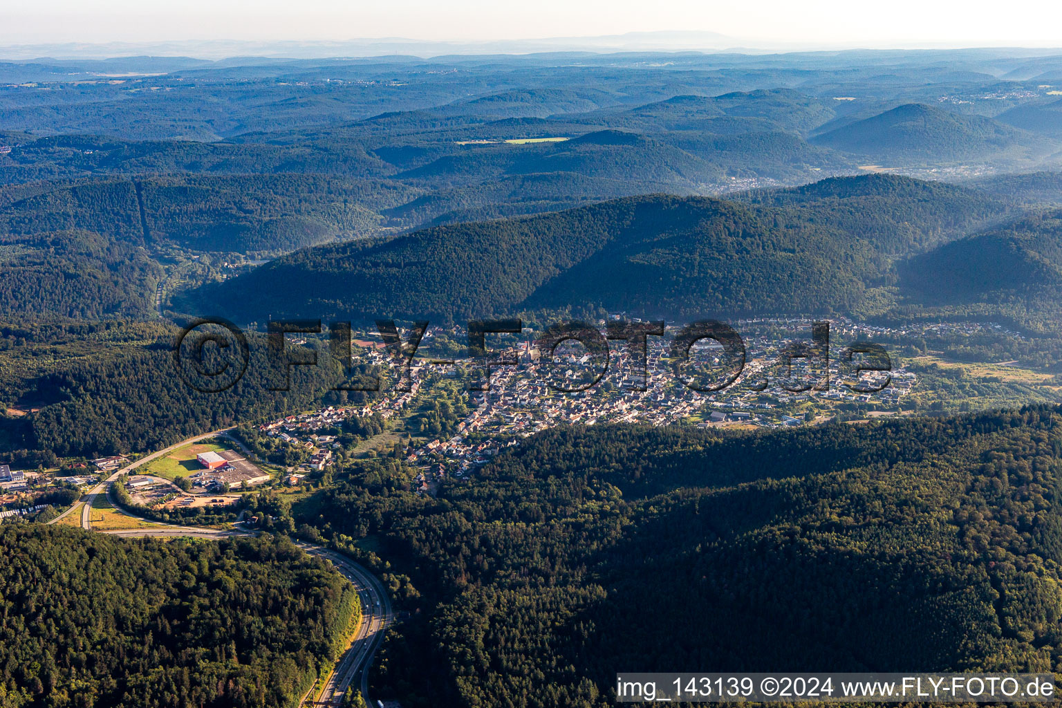 Münchweiler von Südwesten in Münchweiler an der Rodalb im Bundesland Rheinland-Pfalz, Deutschland