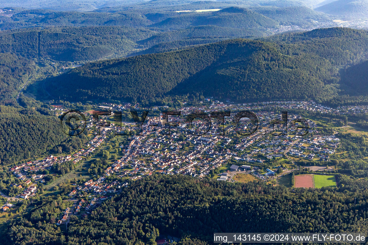 Münchweiler von Süden in Münchweiler an der Rodalb im Bundesland Rheinland-Pfalz, Deutschland