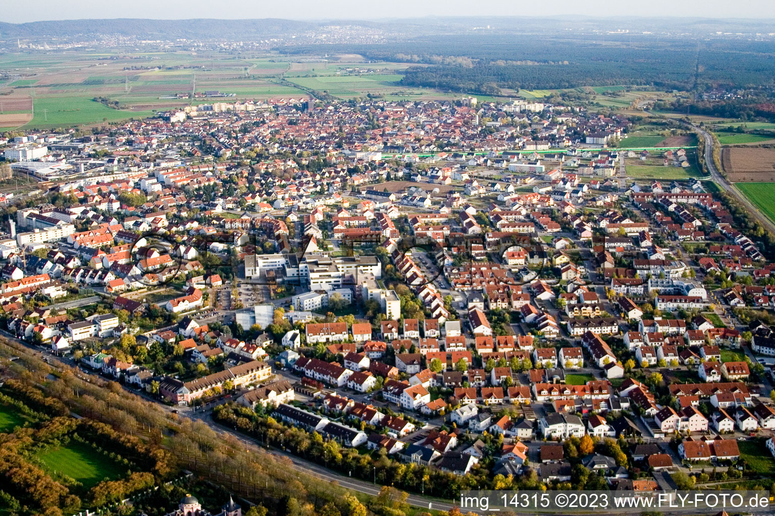 Schrägluftbild von Schwetzingen im Bundesland Baden-Württemberg, Deutschland