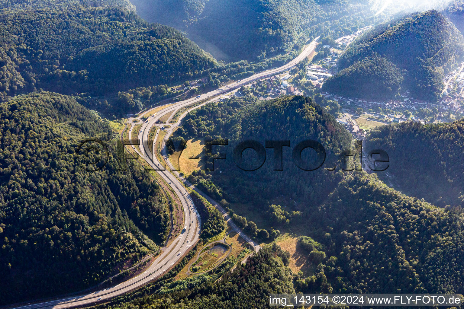 Ausfahrt Hinterweidenthal der B10 im Queichtal im Bundesland Rheinland-Pfalz, Deutschland