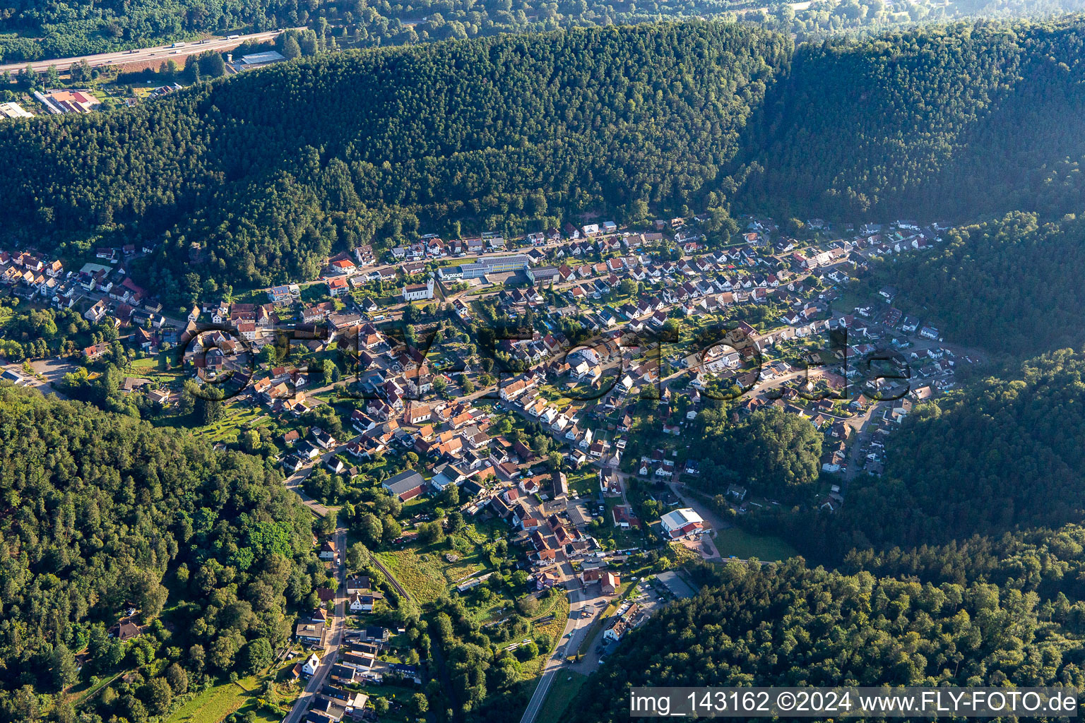 Ort zwischen Bergen von Süden in Hinterweidenthal im Bundesland Rheinland-Pfalz, Deutschland