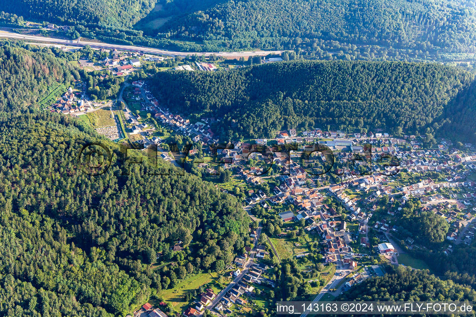 Luftbild von Ort zwischen Bergen von Süden in Hinterweidenthal im Bundesland Rheinland-Pfalz, Deutschland