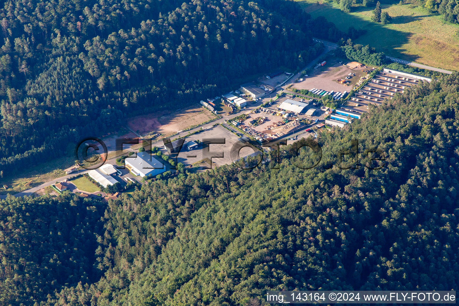 Luftbild von Super-Dubber Kinderland und Magic Power Technology GmbH im Gewerbepark Neudahn in Dahn im Bundesland Rheinland-Pfalz, Deutschland