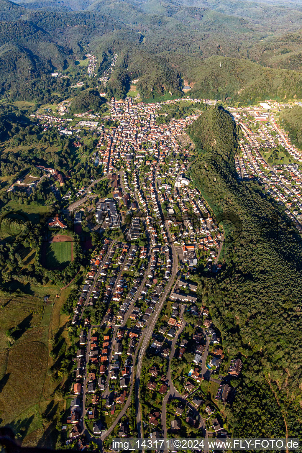 Schrägluftbild von Dahn von Nordwesten im Bundesland Rheinland-Pfalz, Deutschland