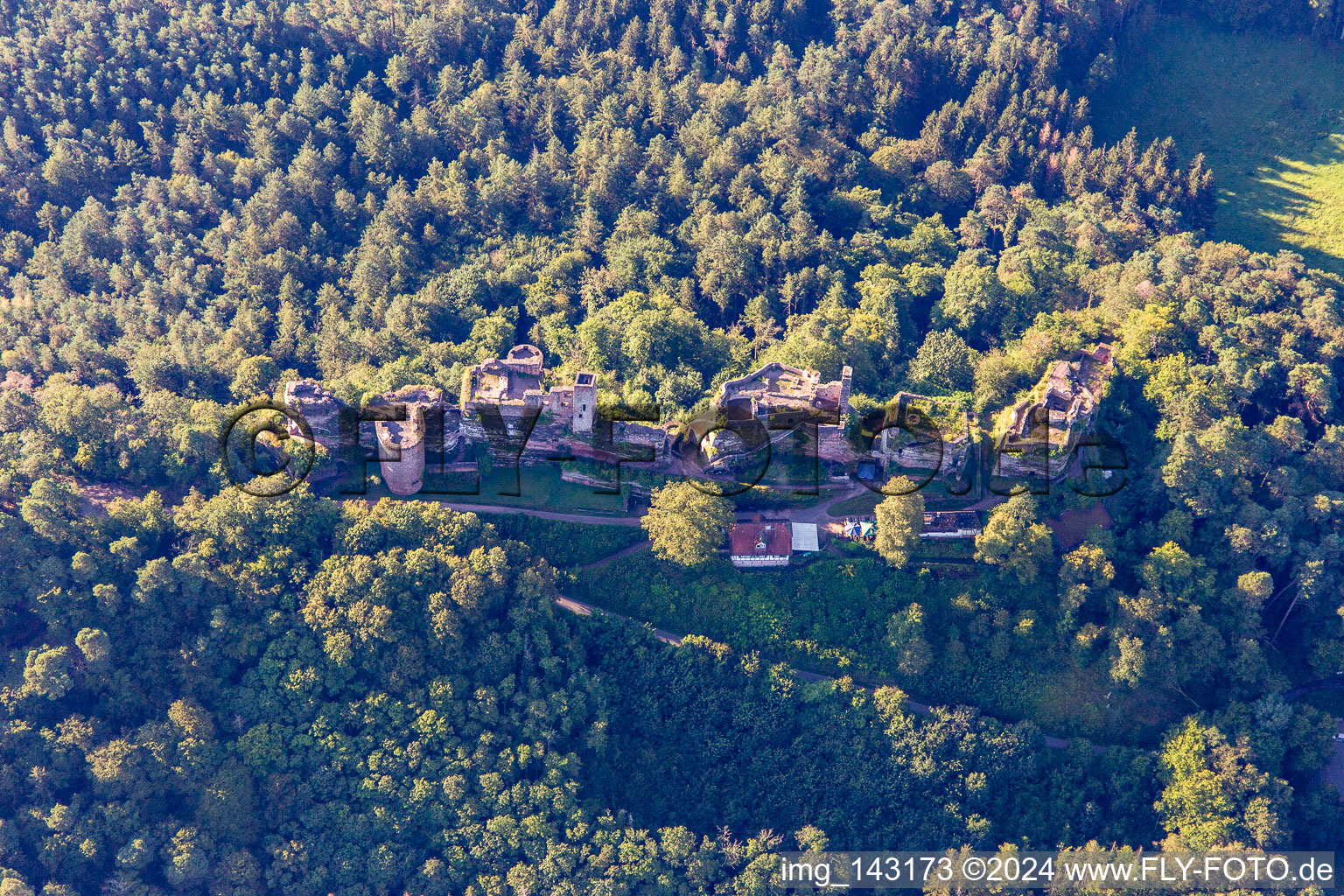 Burgenmassiv Altdahn mit Burgruinen Granfendahn und Tanstein in Dahn im Bundesland Rheinland-Pfalz, Deutschland von oben