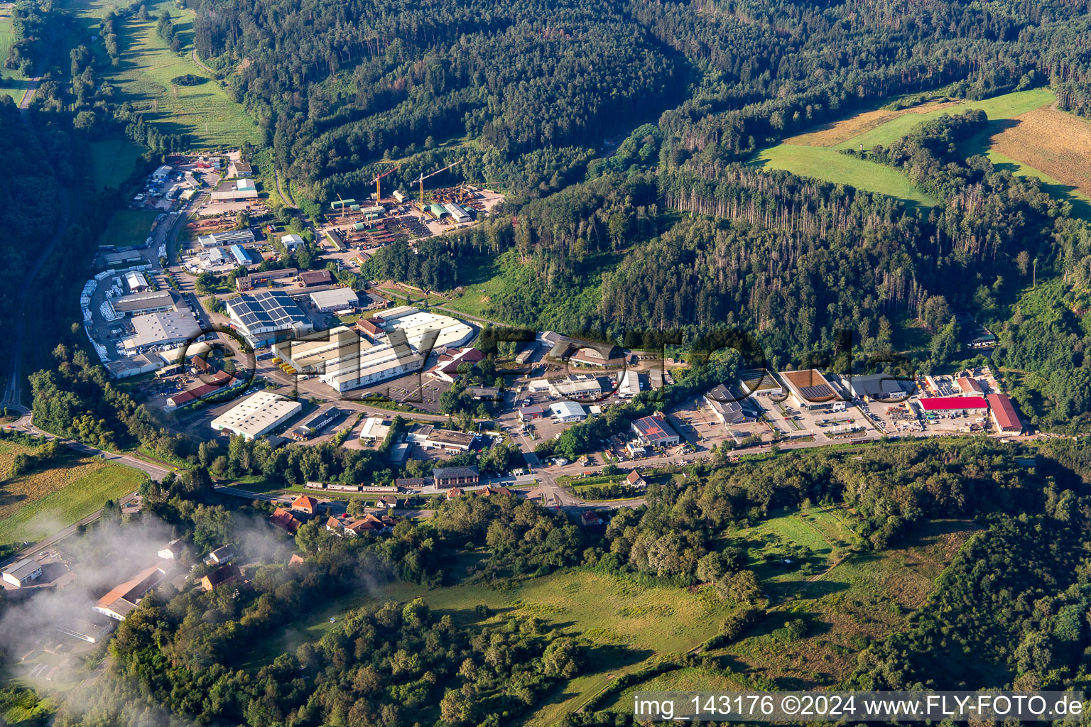 Luftaufnahme von Industriegebiet Reichenbach in Dahn im Bundesland Rheinland-Pfalz, Deutschland