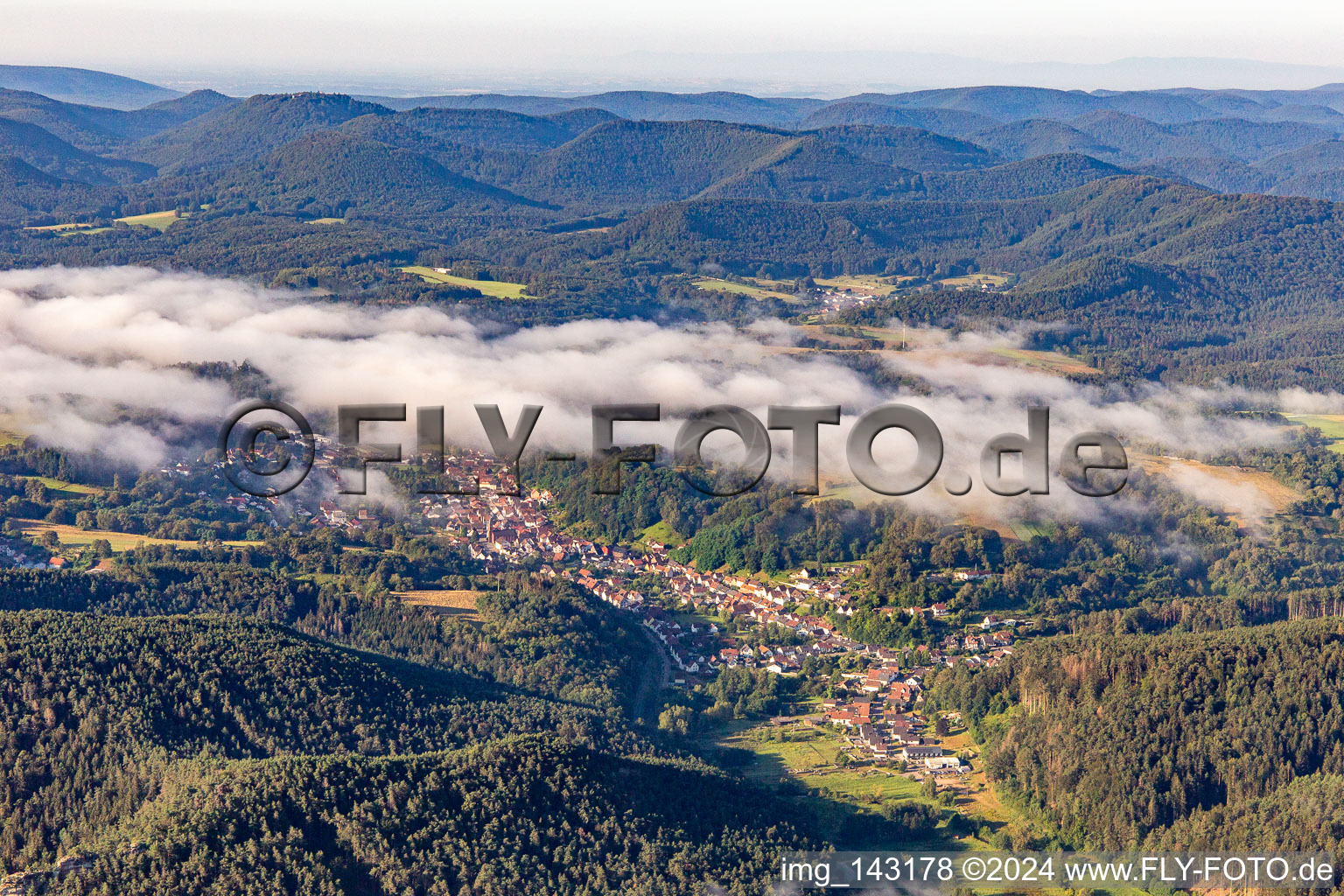 Ort unter Wolken in Bruchweiler-Bärenbach im Bundesland Rheinland-Pfalz, Deutschland