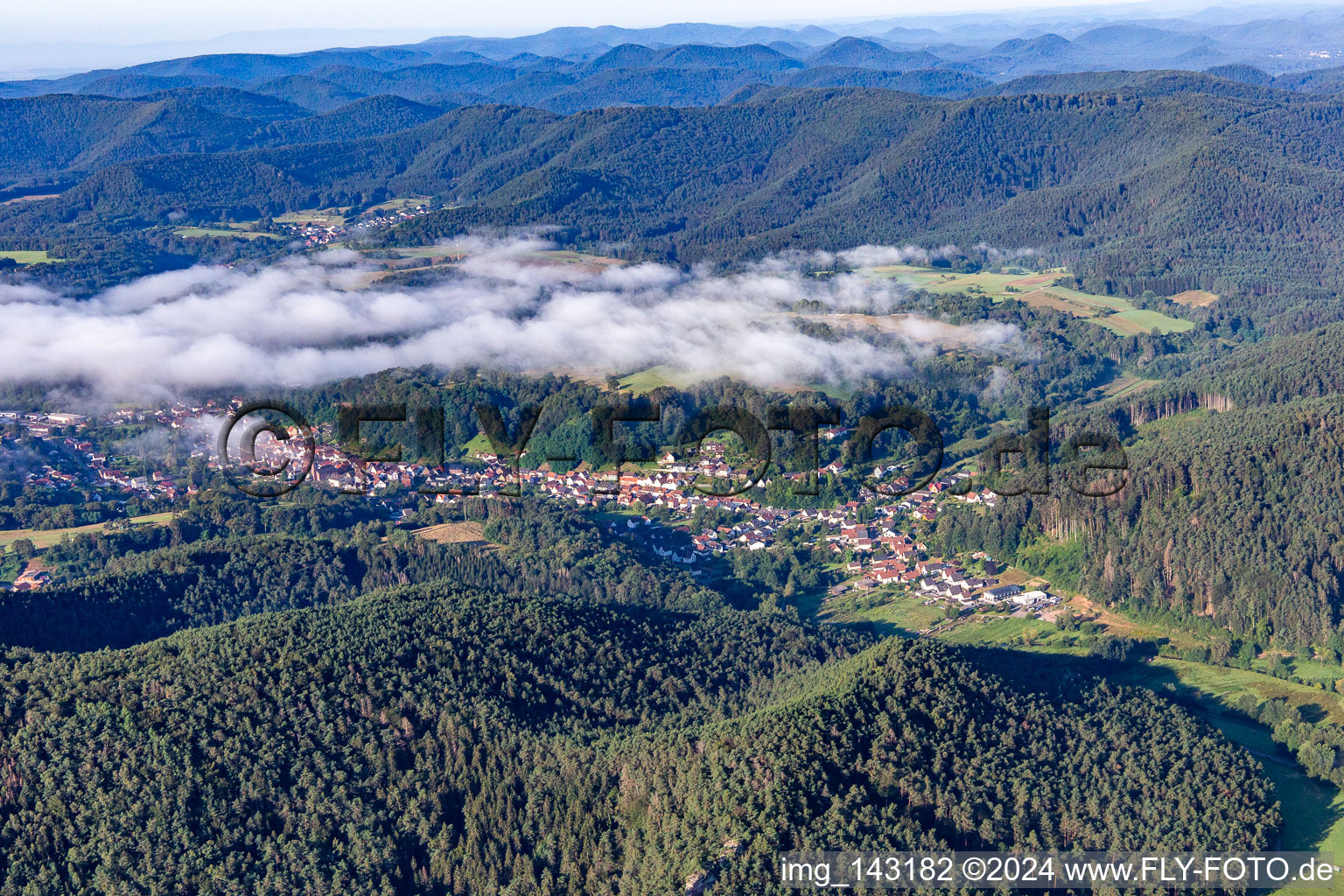 Ort unter Wolken von Norden in Bruchweiler-Bärenbach im Bundesland Rheinland-Pfalz, Deutschland