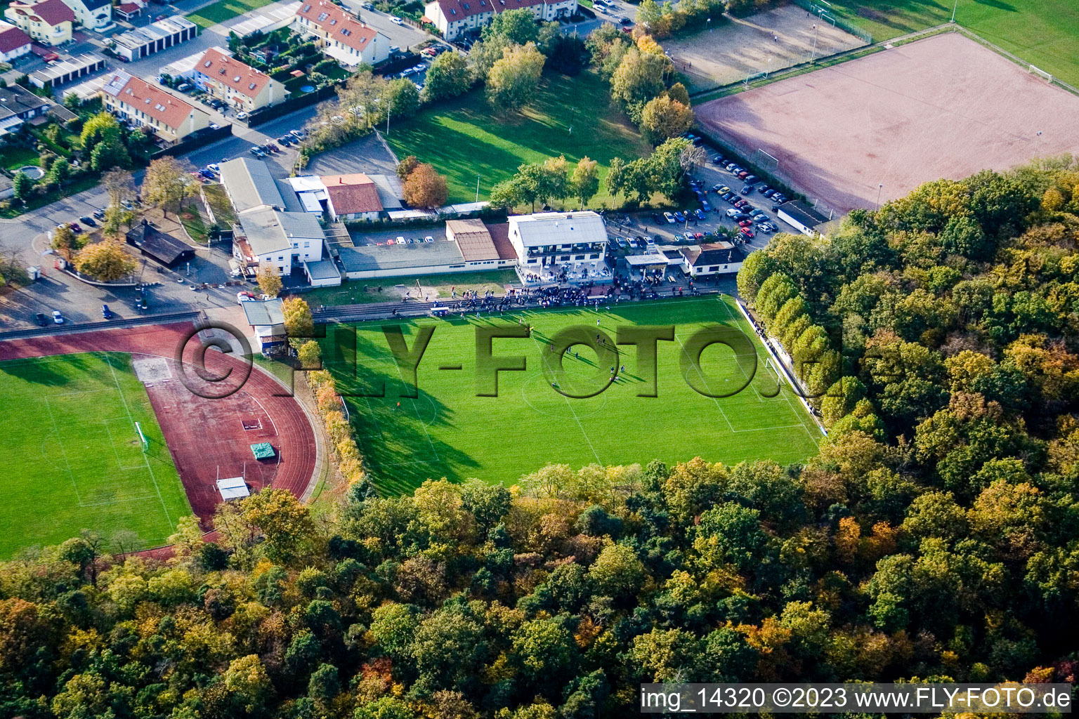 Ketsch im Bundesland Baden-Württemberg, Deutschland von der Drohne aus gesehen