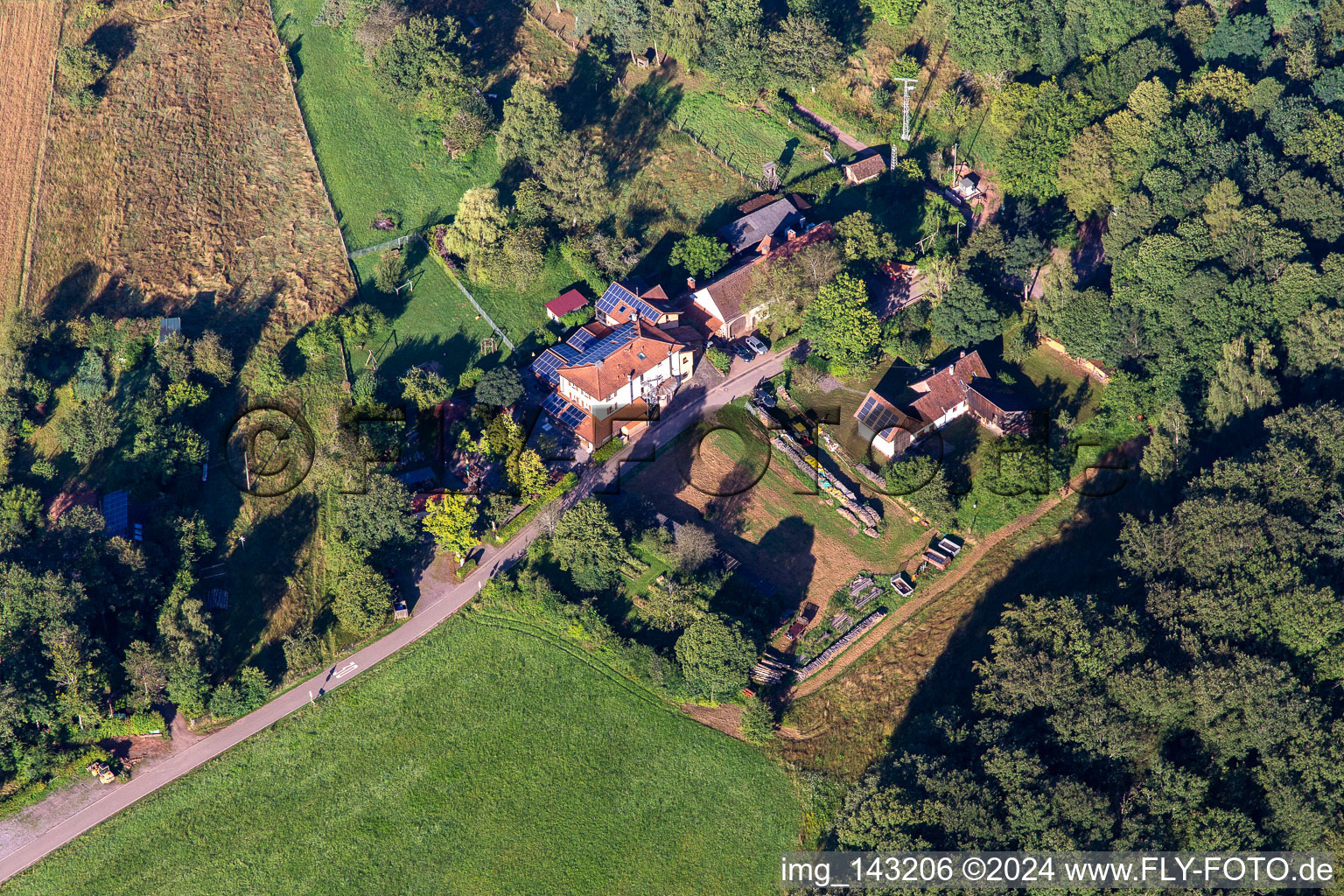 Hütte und Wild-Gaststätte Cramerhaus zu Füßen der Burgruine Lindelbrunn im Ortsteil Gossersweiler in Gossersweiler-Stein im Bundesland Rheinland-Pfalz, Deutschland