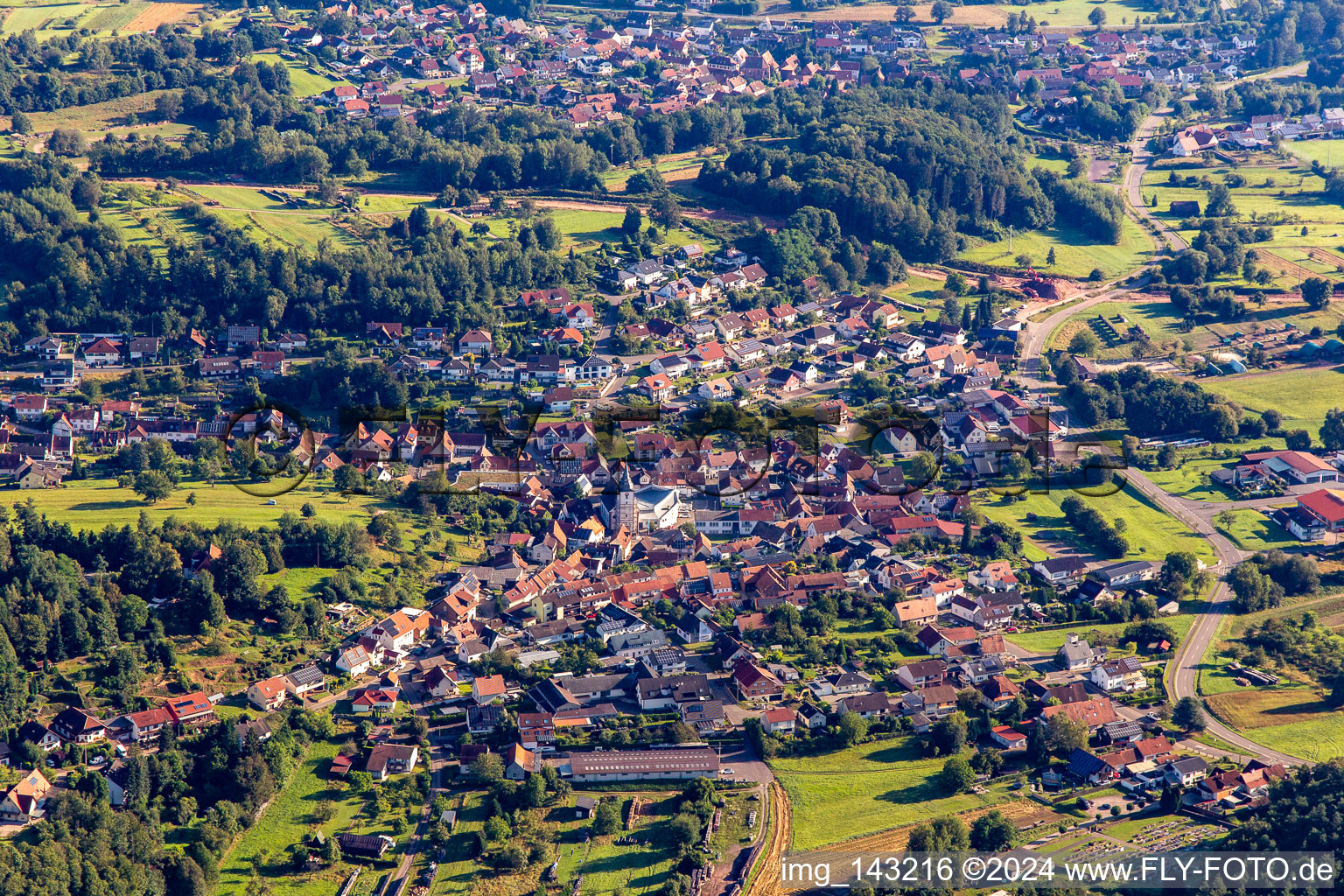 Schrägluftbild von Ortsteil Gossersweiler in Gossersweiler-Stein im Bundesland Rheinland-Pfalz, Deutschland