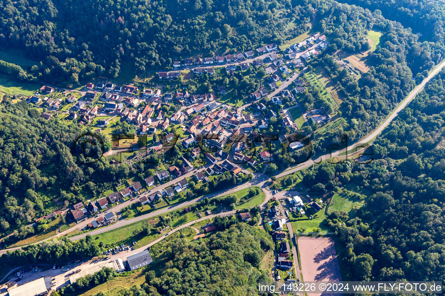 Luftaufnahme von Waldhambach von Süden im Bundesland Rheinland-Pfalz, Deutschland