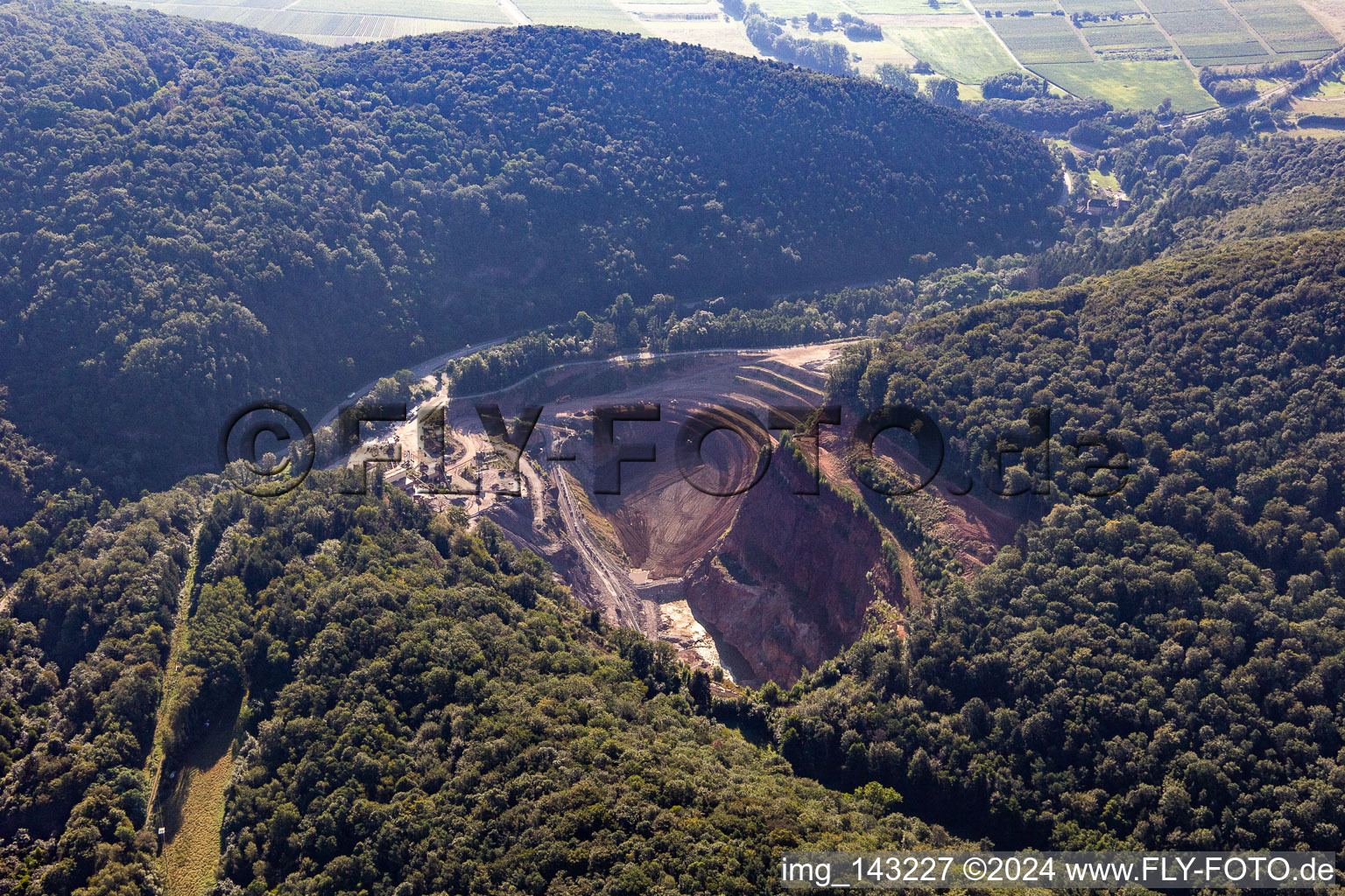 Steinbruch PfalzGranit im Kaiserbach-Tal in Waldhambach im Bundesland Rheinland-Pfalz, Deutschland