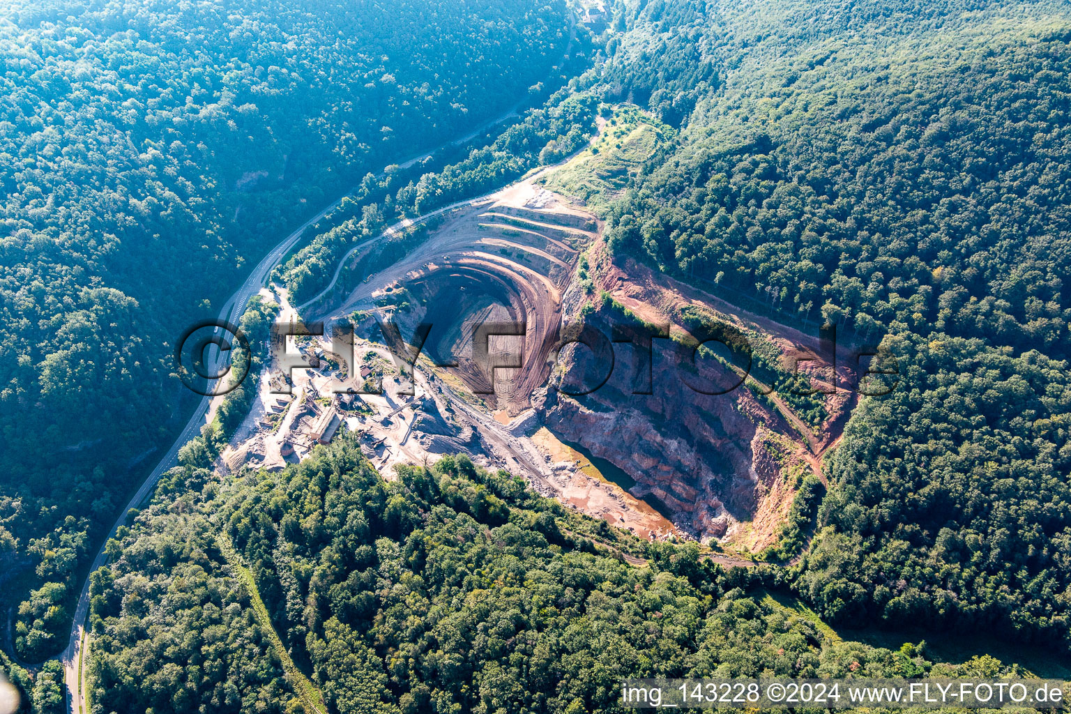 Luftbild von Steinbruch PfalzGranit im Kaiserbach-Tal in Waldhambach im Bundesland Rheinland-Pfalz, Deutschland