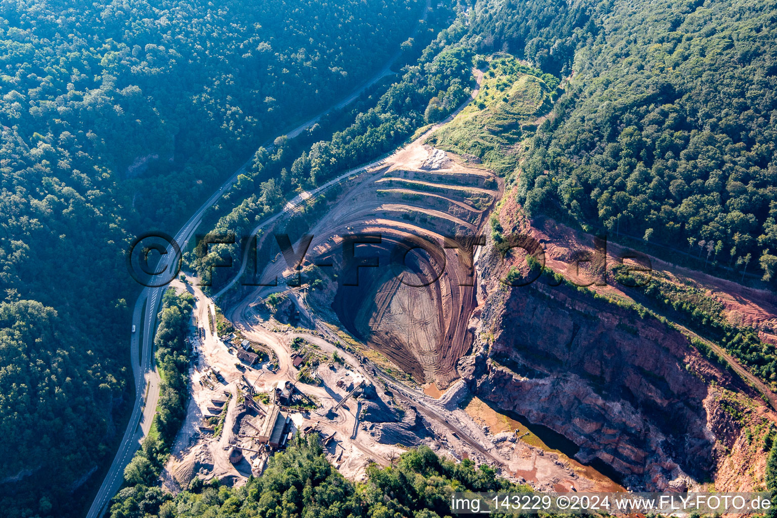 Luftaufnahme von Steinbruch PfalzGranit im Kaiserbach-Tal in Waldhambach im Bundesland Rheinland-Pfalz, Deutschland