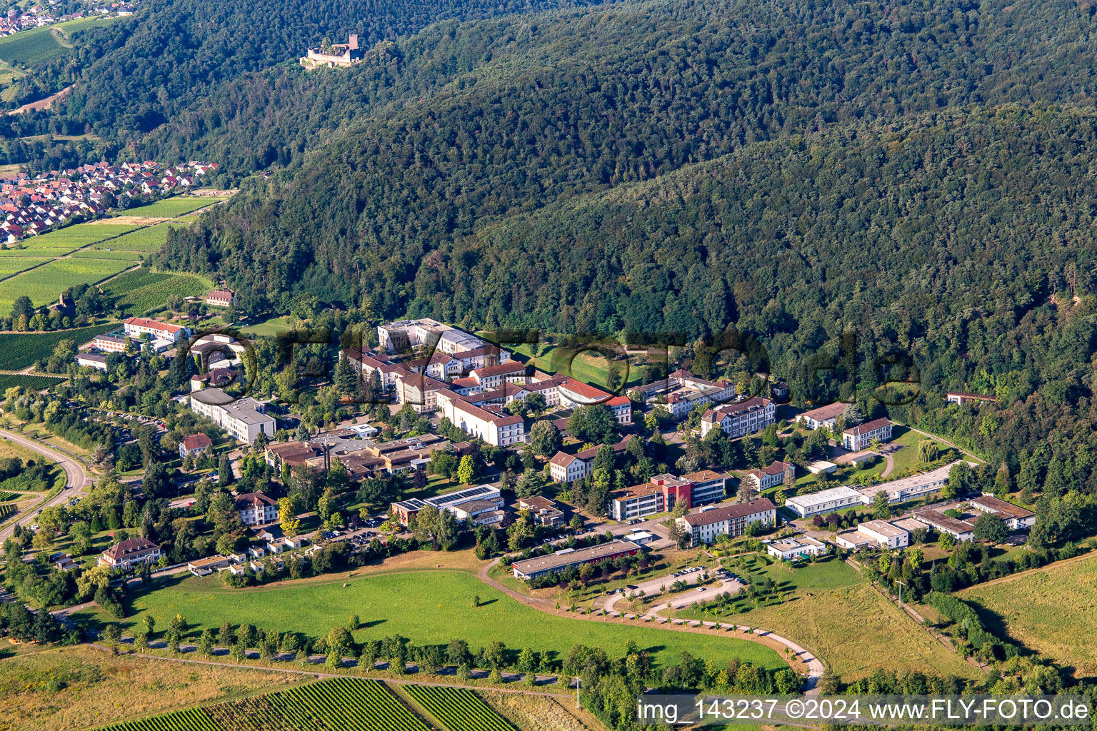 Luftbild von Pfalzklinikum für Psychiatrie und Neurologie Abteilung für Allgemeinpsychiatrie "Landeck" von Norden in Klingenmünster im Bundesland Rheinland-Pfalz, Deutschland