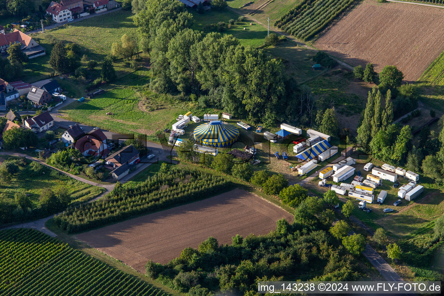 Zelt und Waagen des Circus Probst am Klingbach im Ortsteil Klingen in Heuchelheim-Klingen im Bundesland Rheinland-Pfalz, Deutschland