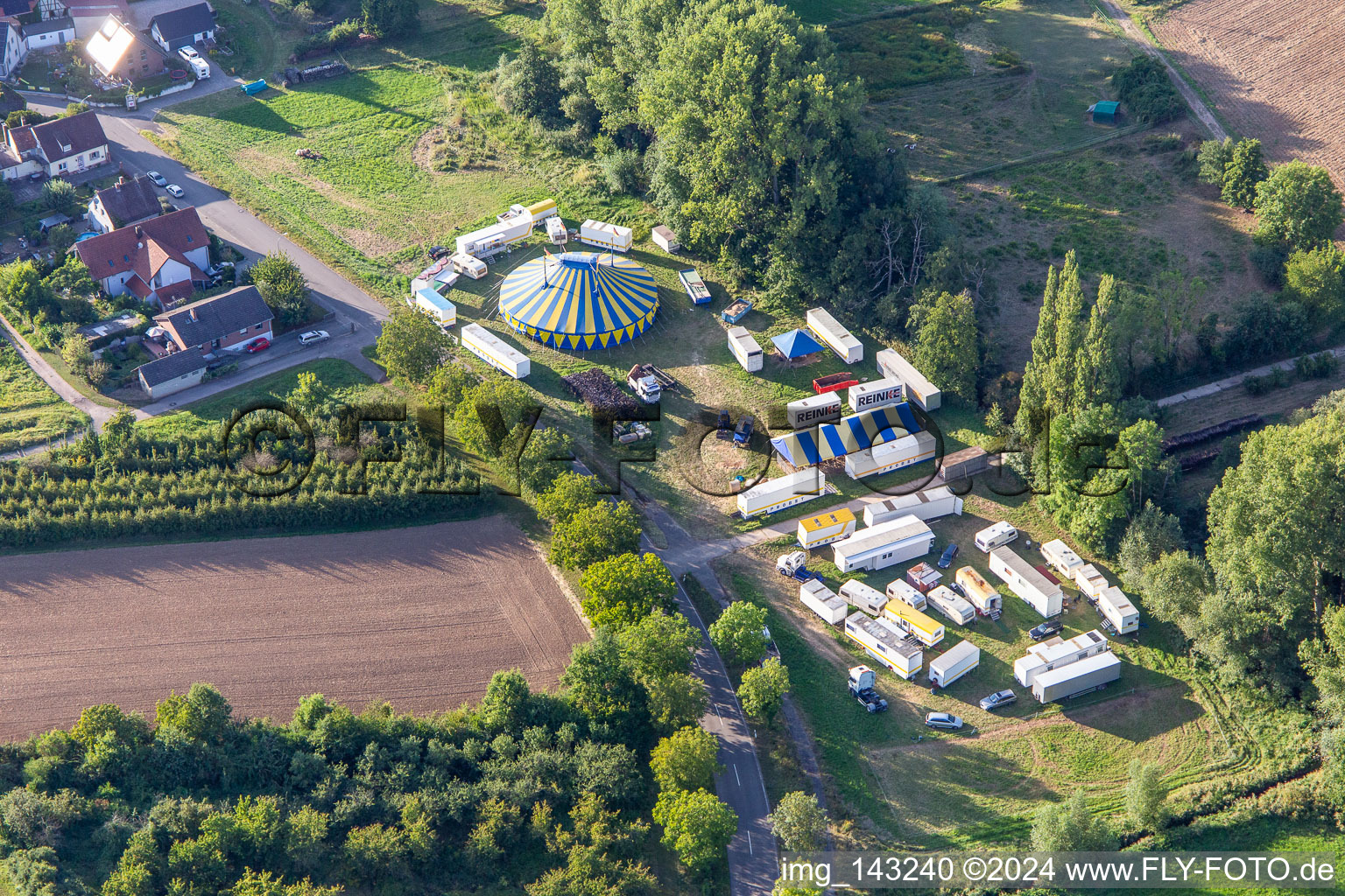 Luftbild von Zelt und Waagen des Circus Probst am Klingbach im Ortsteil Klingen in Heuchelheim-Klingen im Bundesland Rheinland-Pfalz, Deutschland