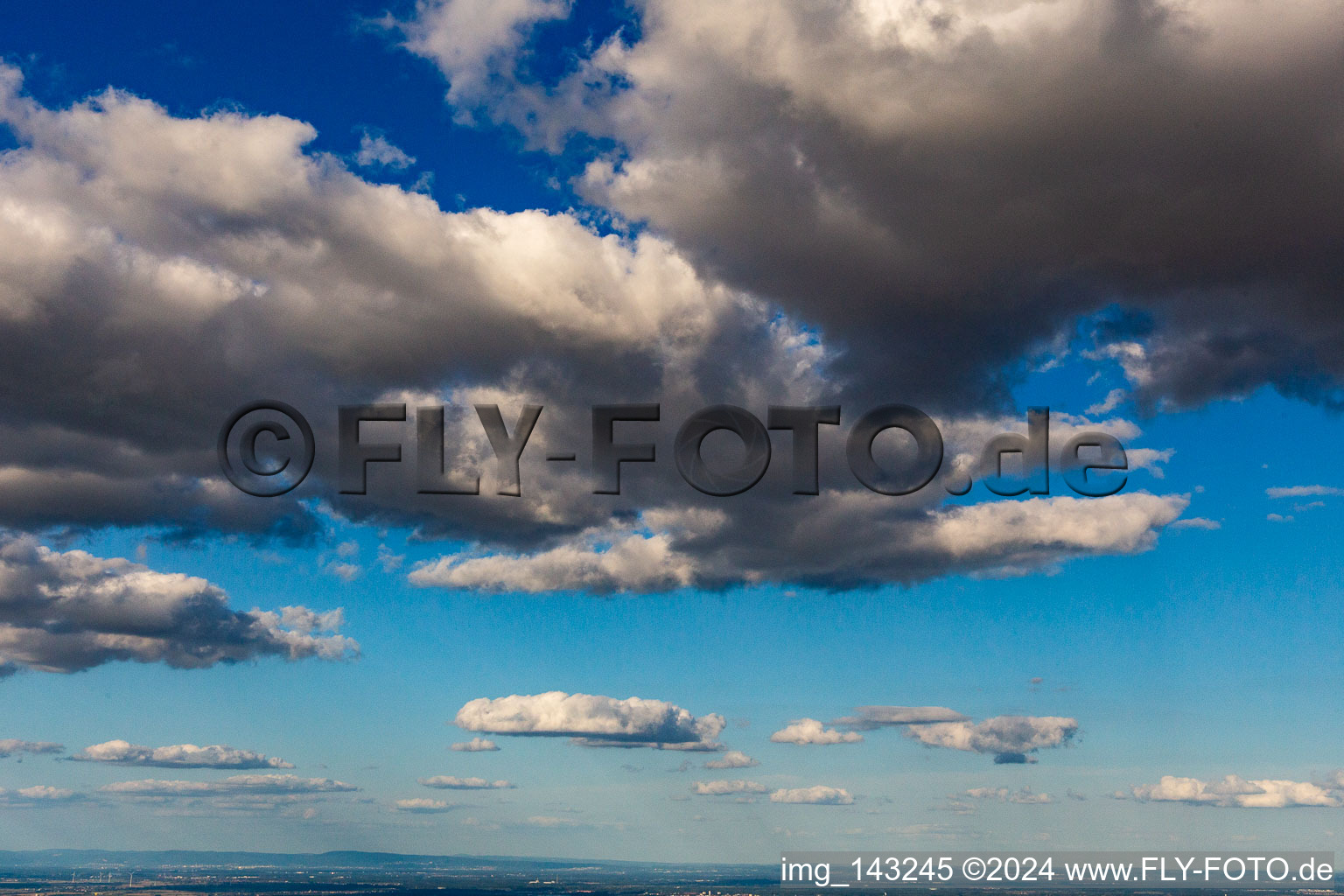 Himmel und Wolken über der Südpfalz im Ortsteil Offenbach in Offenbach an der Queich im Bundesland Rheinland-Pfalz, Deutschland