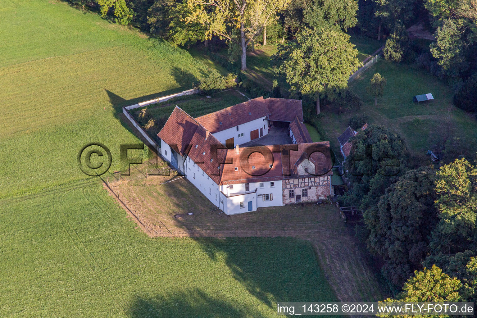 Gehöft am Erlenbach im Ortsteil Minderslachen in Kandel im Bundesland Rheinland-Pfalz, Deutschland