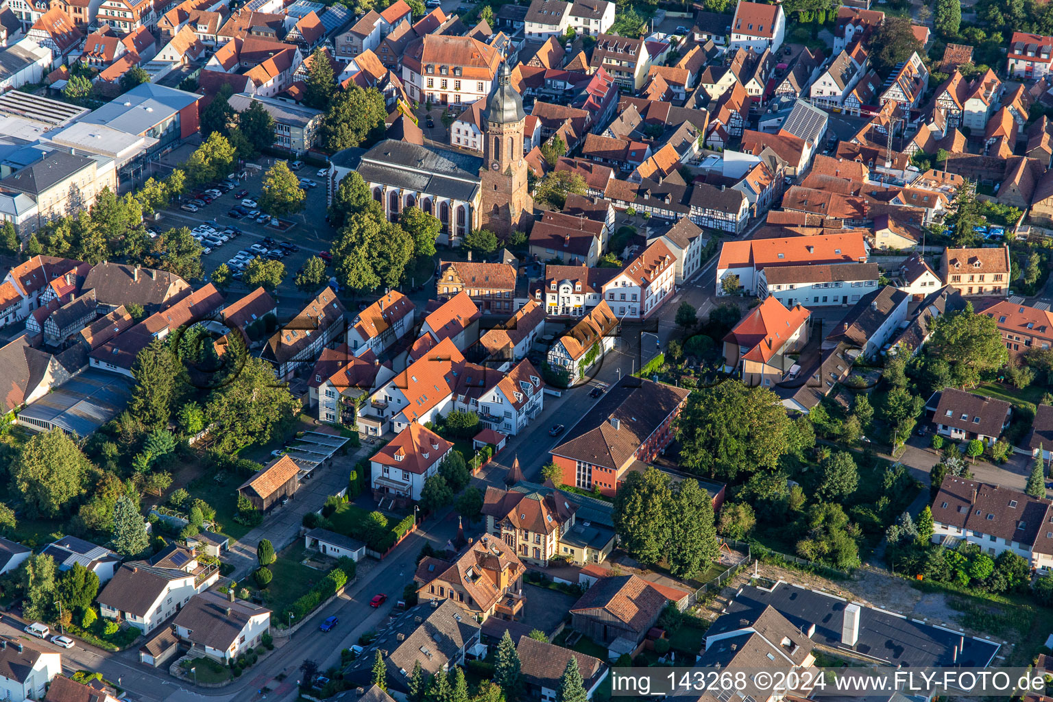 Marktplatz und St. Georgskirche der Prot. Kirchengemeinde Kandel von Nordwesten im Bundesland Rheinland-Pfalz, Deutschland