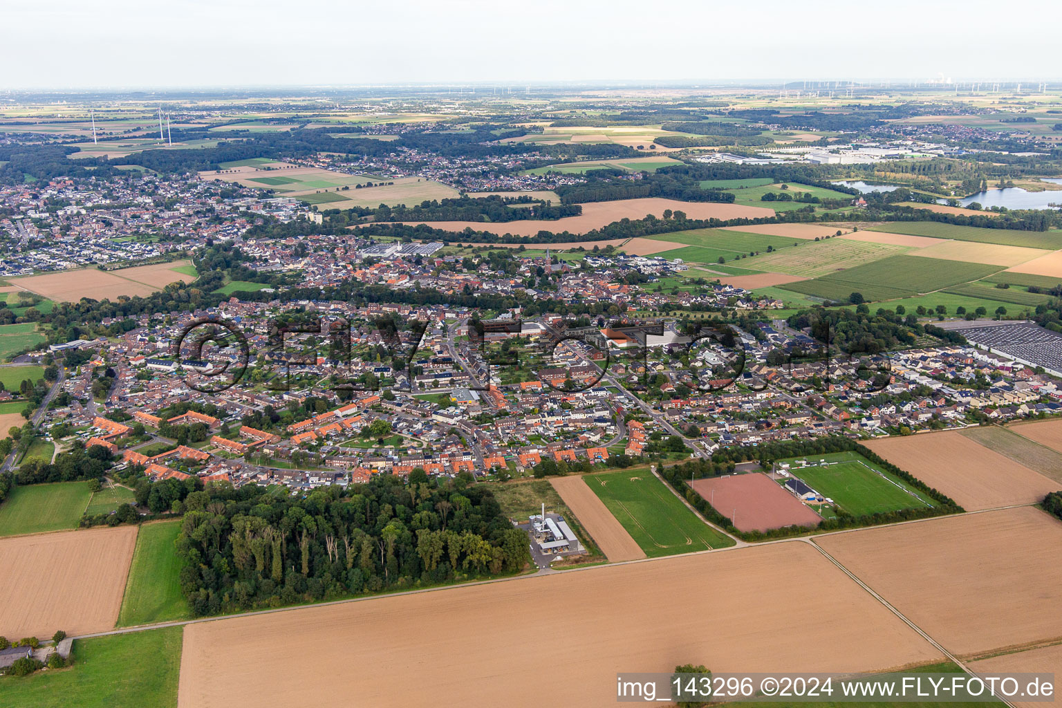 Luftbild von Stadt von Westen im Ortsteil Hilfarth in Hückelhoven im Bundesland Nordrhein-Westfalen, Deutschland