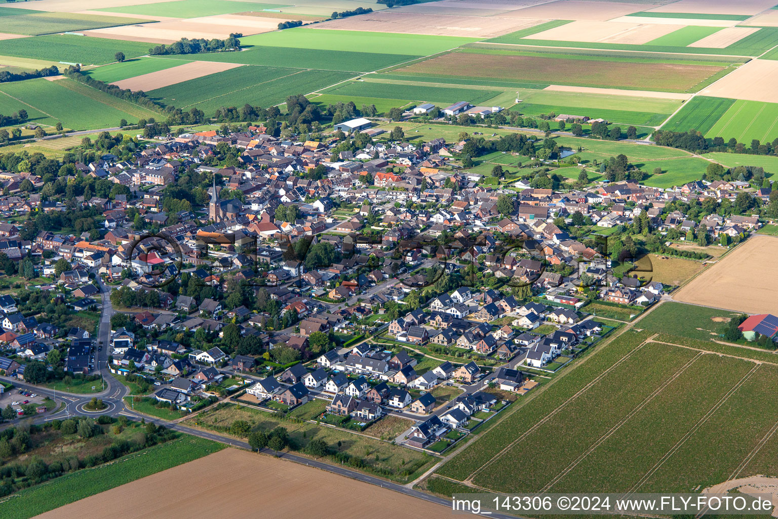 Luftbild von Ortschaft von Südwesten im Ortsteil Kückhoven in Erkelenz im Bundesland Nordrhein-Westfalen, Deutschland