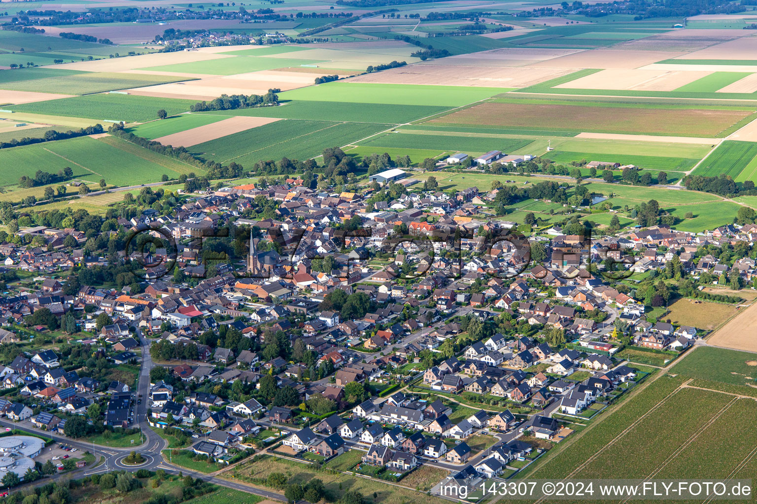 Luftaufnahme von Ortschaft von Südwesten im Ortsteil Kückhoven in Erkelenz im Bundesland Nordrhein-Westfalen, Deutschland