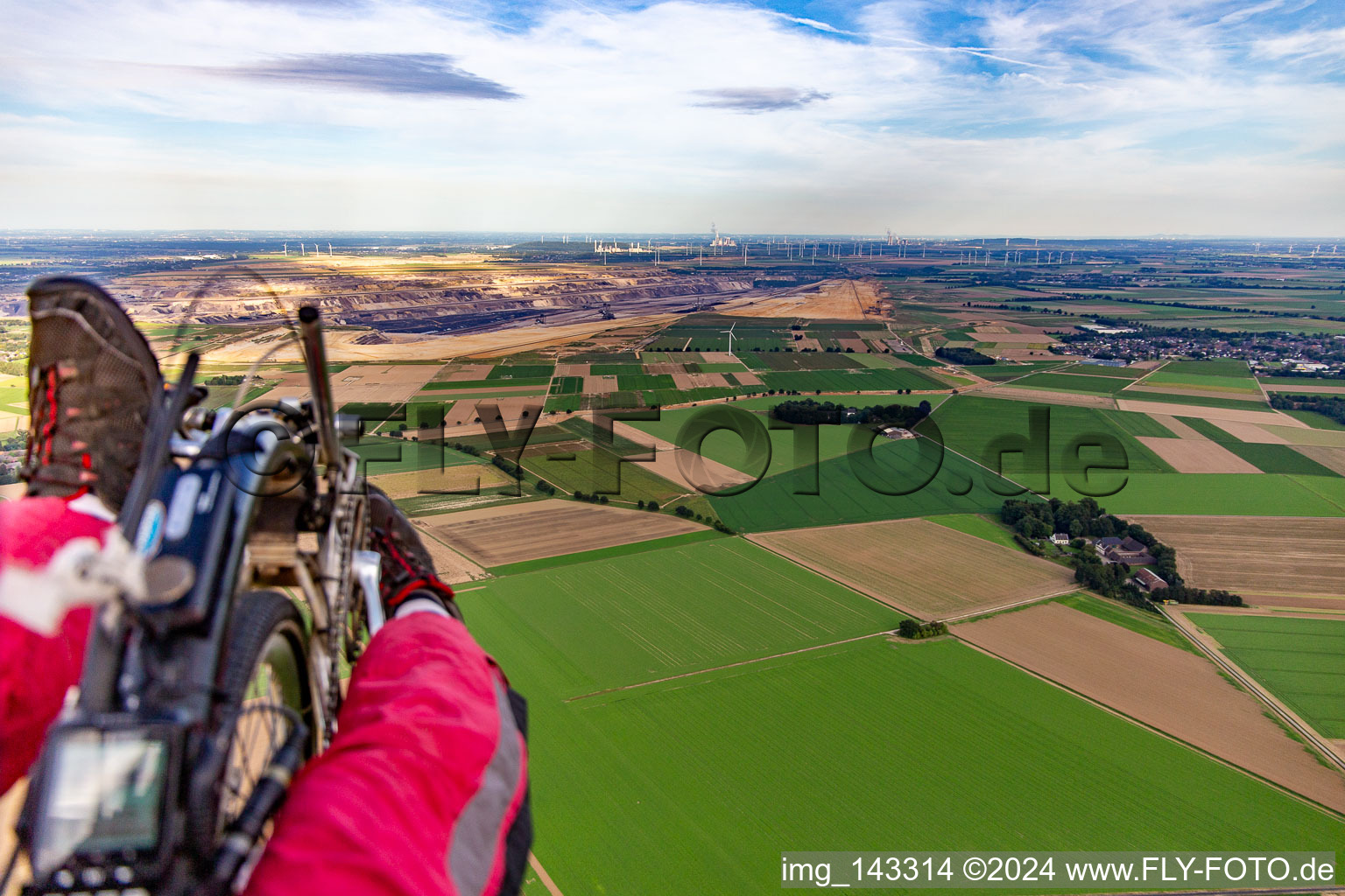 Blick auf den Braunkohletagebau Garzweiler im Ortsteil Immerath in Erkelenz im Bundesland Nordrhein-Westfalen, Deutschland