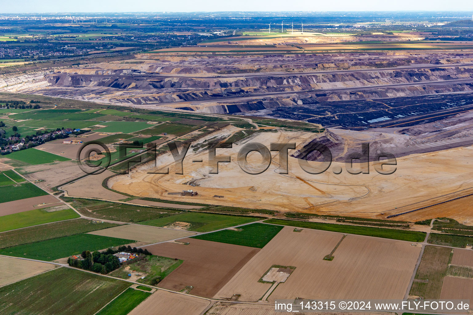 Blick auf den Braunkohletagebau Garzweiler aus Westen im Ortsteil Keyenberg in Erkelenz im Bundesland Nordrhein-Westfalen, Deutschland