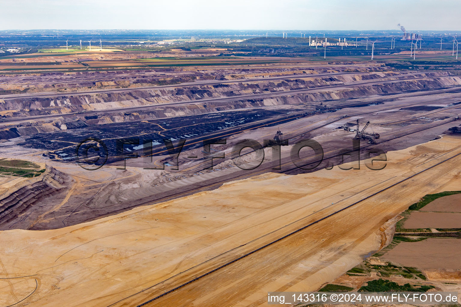 Luftbild von Blick auf den Braunkohletagebau Garzweiler aus Westen im Ortsteil Keyenberg in Erkelenz im Bundesland Nordrhein-Westfalen, Deutschland