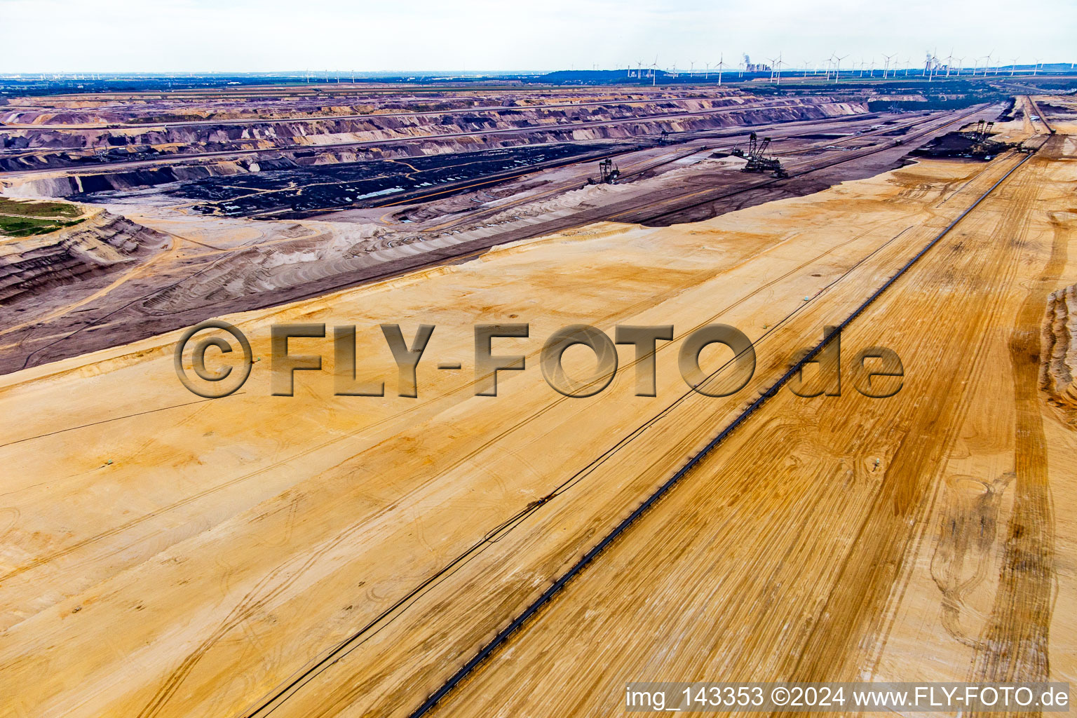 Blick in den Braunkohletagebau Garzweiler aus Norden im Ortsteil Borschemich in Erkelenz im Bundesland Nordrhein-Westfalen, Deutschland