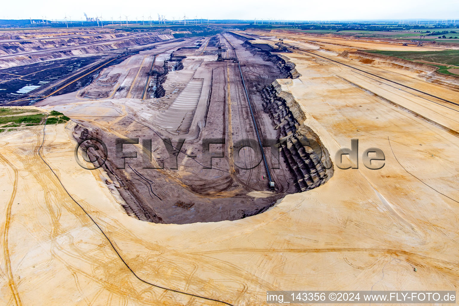 Luftbild von Blick in den Braunkohletagebau Garzweiler aus Norden im Ortsteil Borschemich in Erkelenz im Bundesland Nordrhein-Westfalen, Deutschland