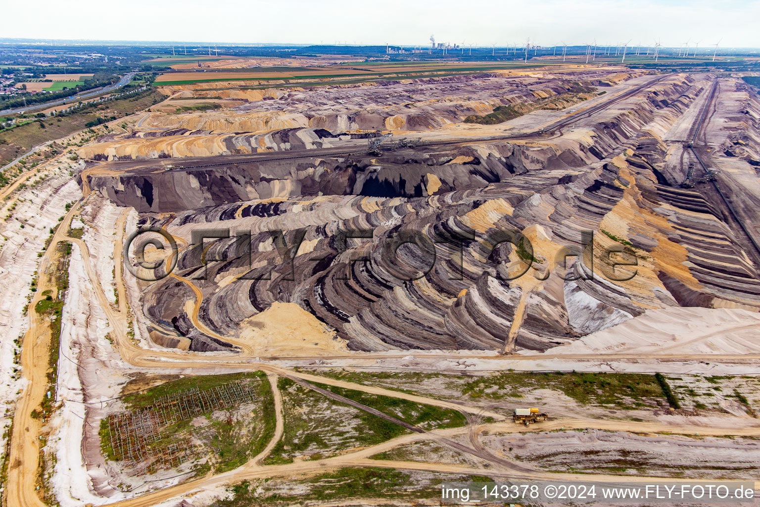 Drohnenaufname von Interessant gefärbte Schichten von Abraum und Kohle im Braunkohletagebau Garzweiler im Ortsteil Borschemich in Erkelenz im Bundesland Nordrhein-Westfalen, Deutschland