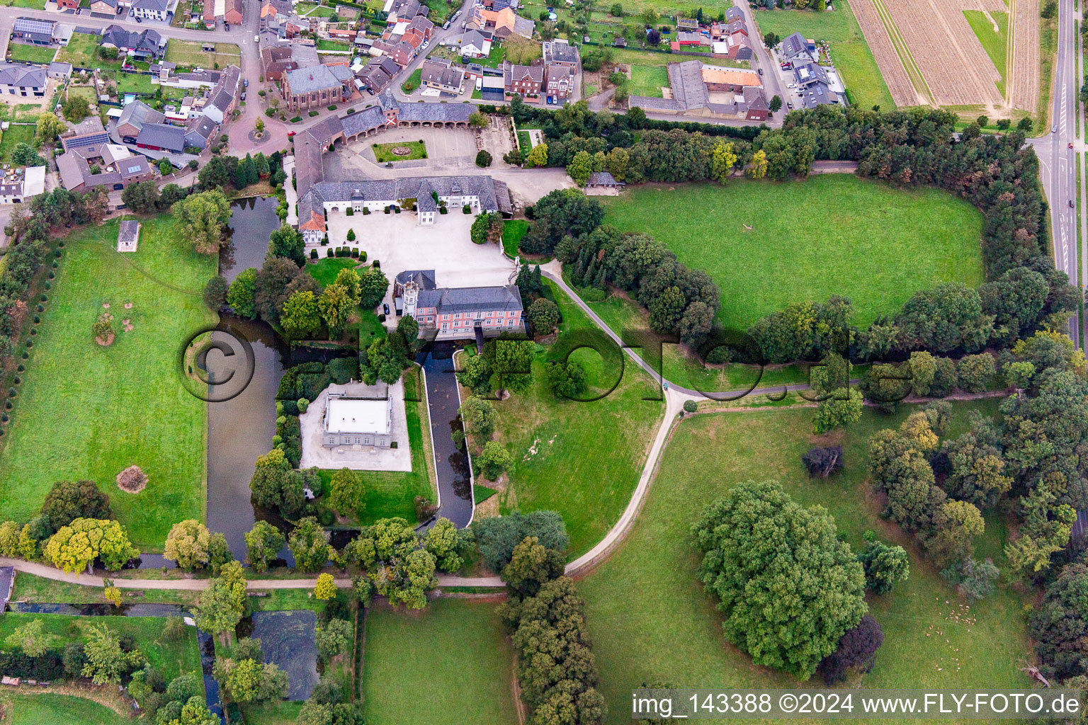 Luftaufnahme von Schloss Rurich in Hückelhoven im Bundesland Nordrhein-Westfalen, Deutschland