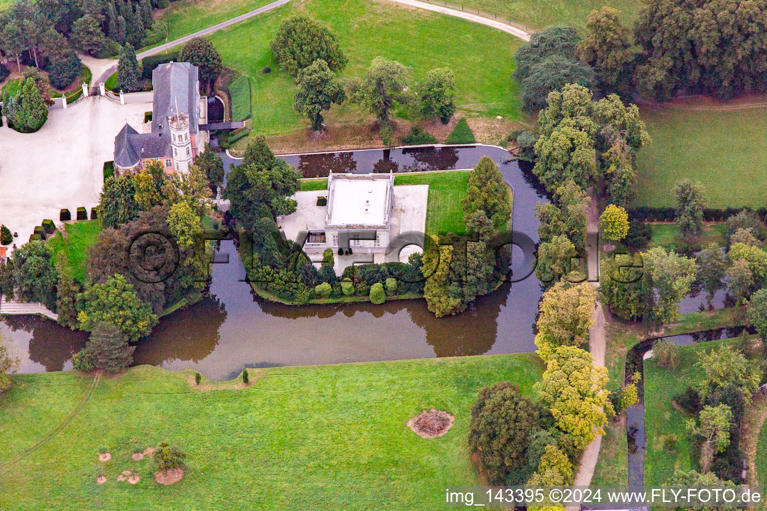 Schloss Rurich in Hückelhoven im Bundesland Nordrhein-Westfalen, Deutschland von oben