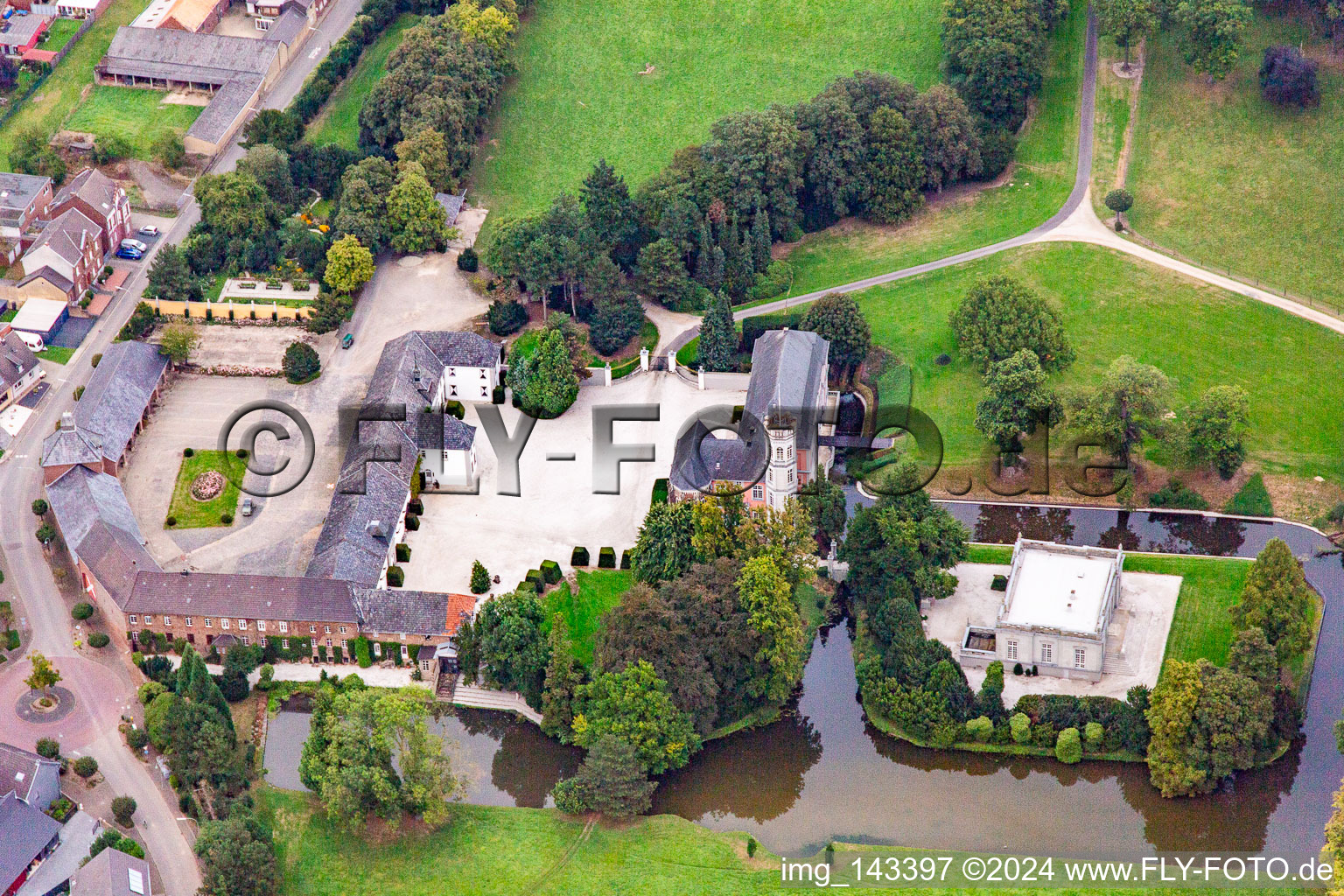 Schloss Rurich in Hückelhoven im Bundesland Nordrhein-Westfalen, Deutschland aus der Luft