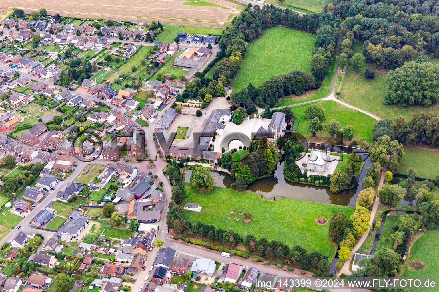 Schloss Rurich in Hückelhoven im Bundesland Nordrhein-Westfalen, Deutschland von oben gesehen