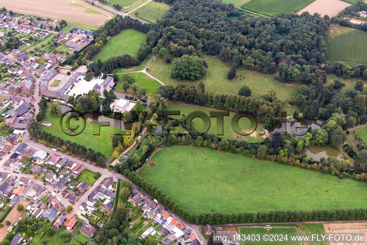 Schloss Rurich in Hückelhoven im Bundesland Nordrhein-Westfalen, Deutschland vom Flugzeug aus