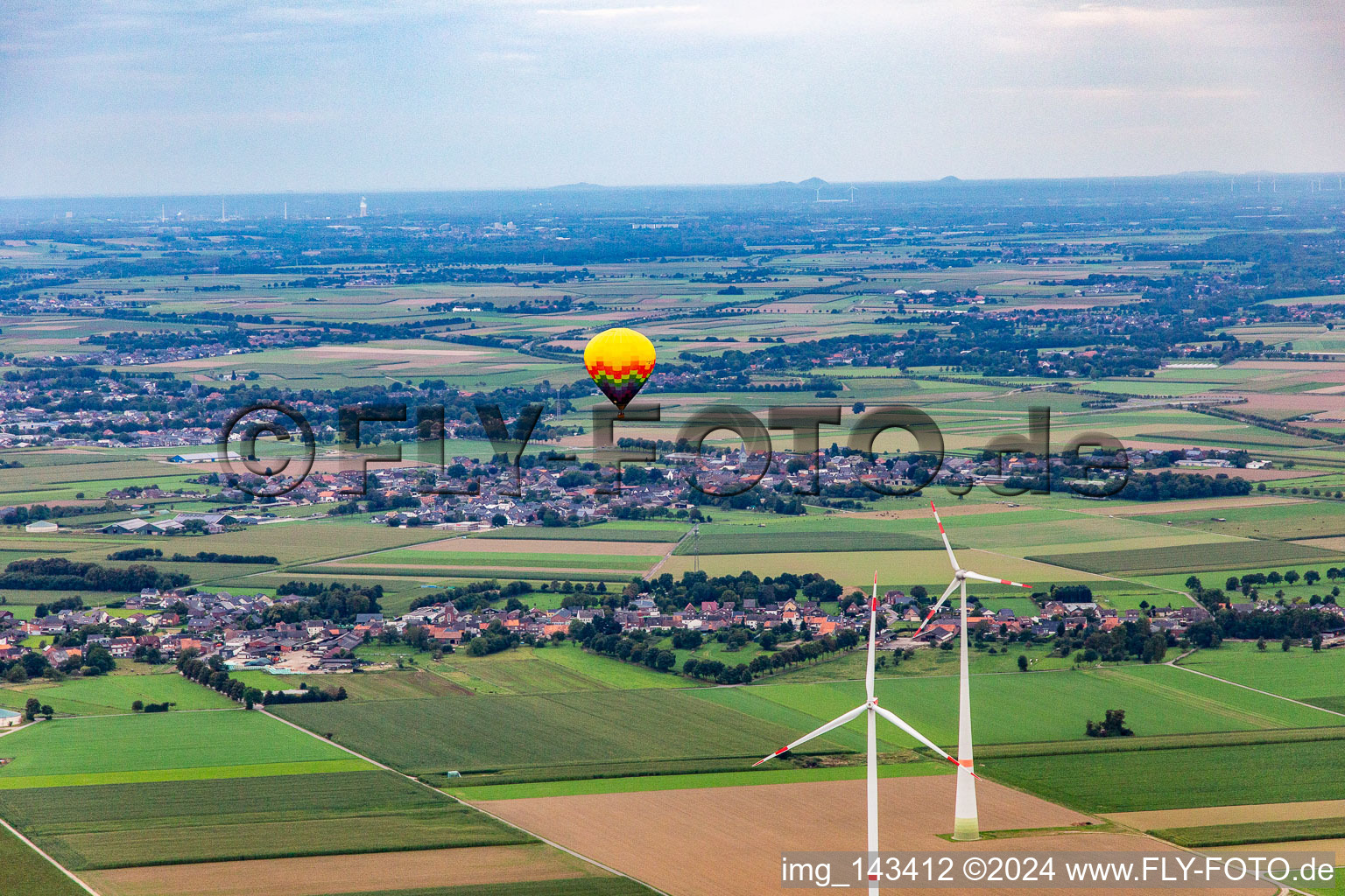 Heißluftballon am Windpark im Ortsteil Straeten in Heinsberg im Bundesland Nordrhein-Westfalen, Deutschland