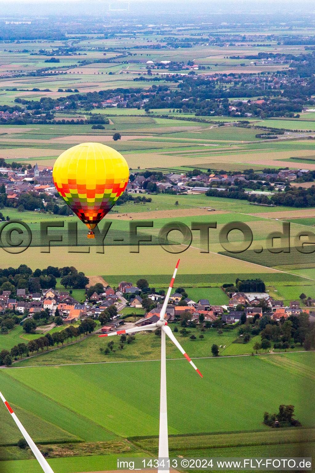 Luftbild von Heißluftballon am Windpark im Ortsteil Straeten in Heinsberg im Bundesland Nordrhein-Westfalen, Deutschland