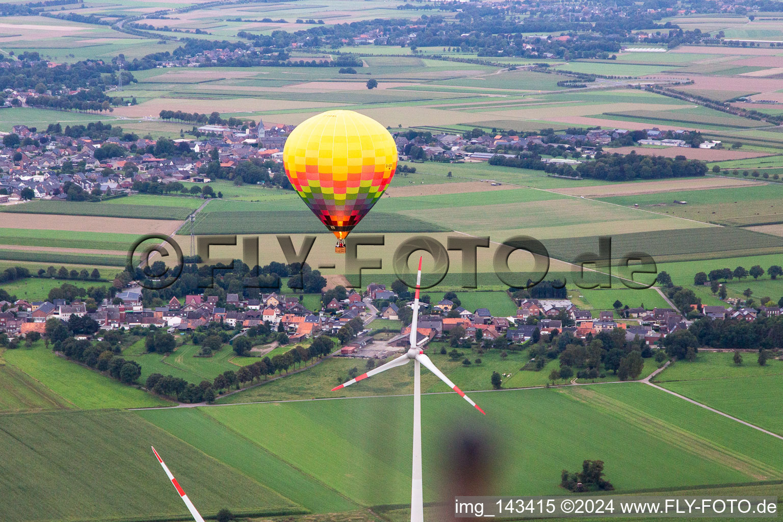 Luftaufnahme von Heißluftballon am Windpark im Ortsteil Straeten in Heinsberg im Bundesland Nordrhein-Westfalen, Deutschland