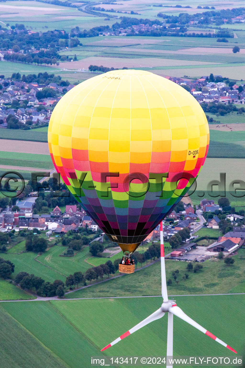 Heißluftballon fährt knapp am Windrad im Ortsteil Uetterath in Heinsberg im Bundesland Nordrhein-Westfalen, Deutschland