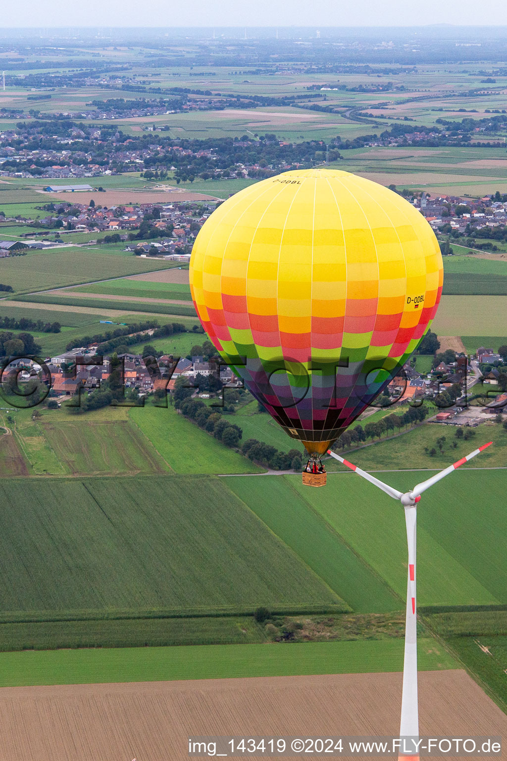 Luftbild von Heißluftballon fährt knapp am Windrad im Ortsteil Uetterath in Heinsberg im Bundesland Nordrhein-Westfalen, Deutschland