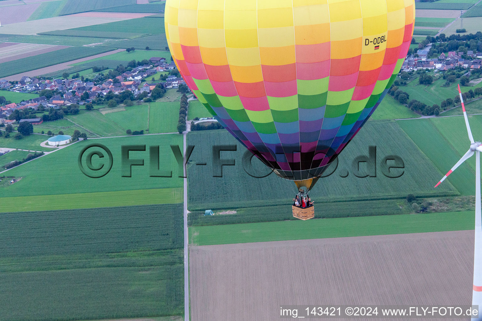 Luftaufnahme von Heißluftballon fährt knapp am Windrad im Ortsteil Uetterath in Heinsberg im Bundesland Nordrhein-Westfalen, Deutschland