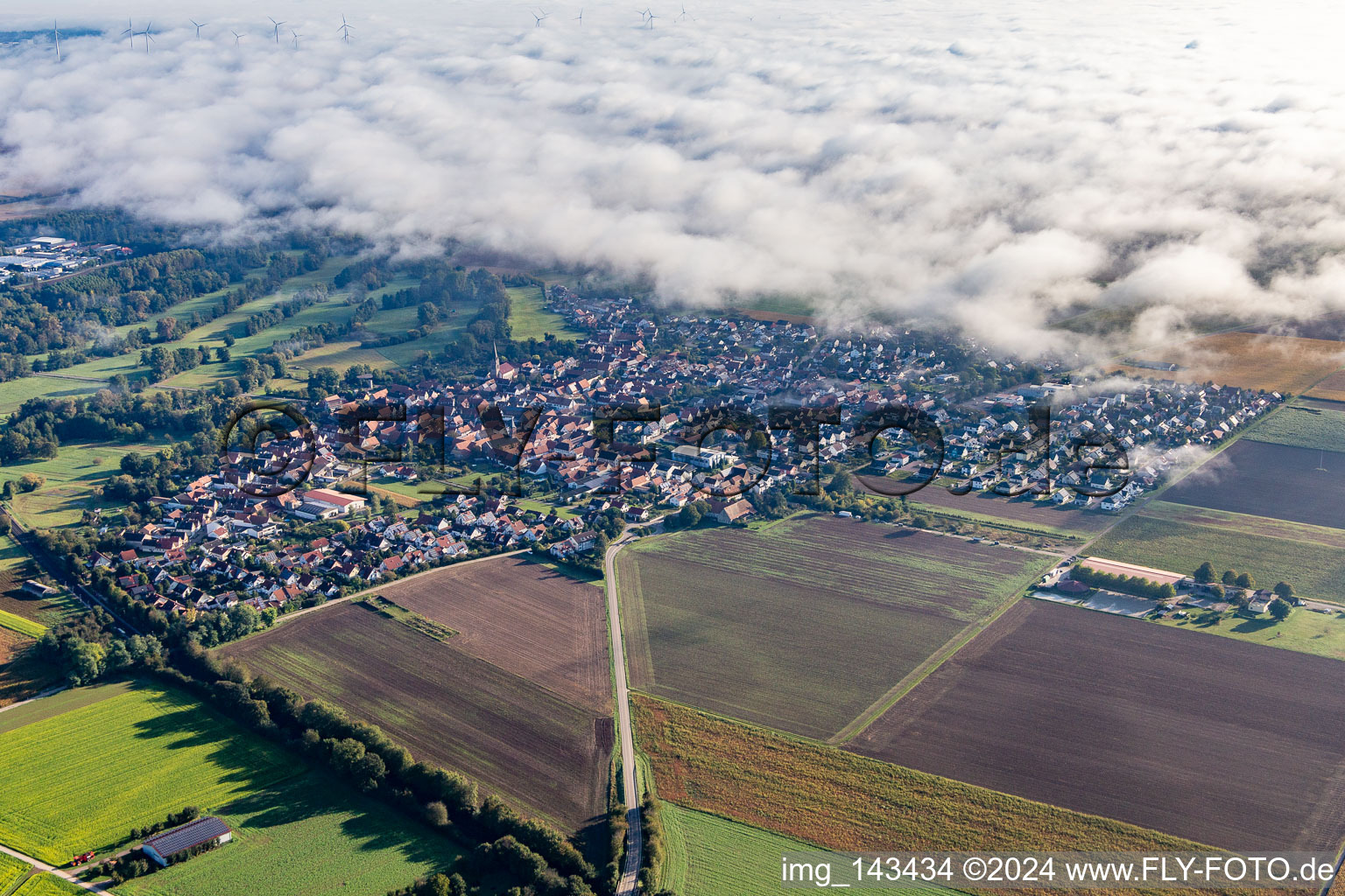 Ortschaft am Wolkenrand in Steinweiler im Bundesland Rheinland-Pfalz, Deutschland