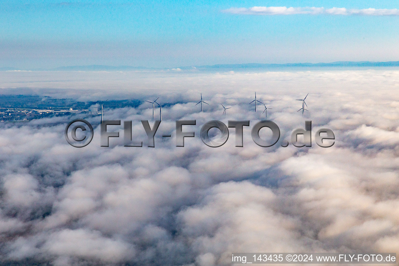 Rotoren des Windparks bei Offenbach ragen über die tiefen Woilken in Offenbach an der Queich im Bundesland Rheinland-Pfalz, Deutschland