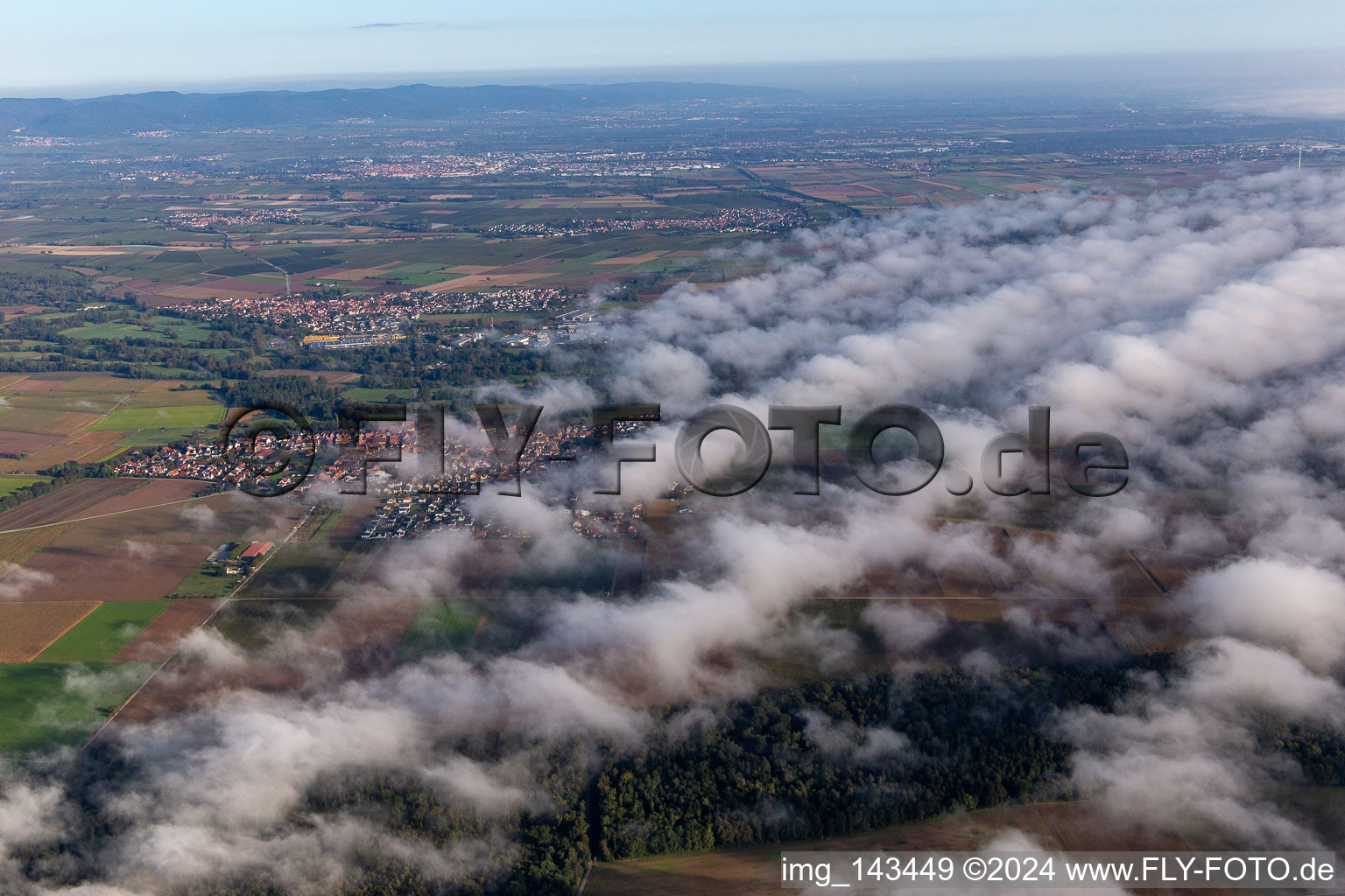 Ortschaft am Wolkenrand von Süden in Steinweiler im Bundesland Rheinland-Pfalz, Deutschland