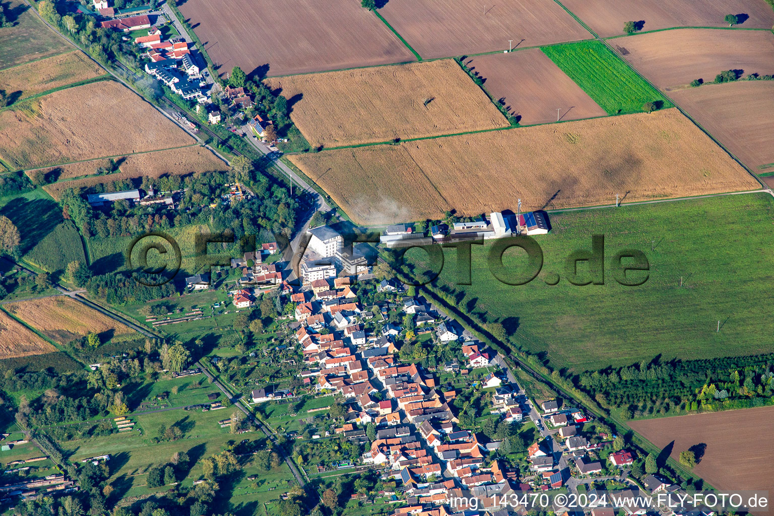 Bahnübergang im Westen im Ortsteil Schaidt in Wörth am Rhein im Bundesland Rheinland-Pfalz, Deutschland