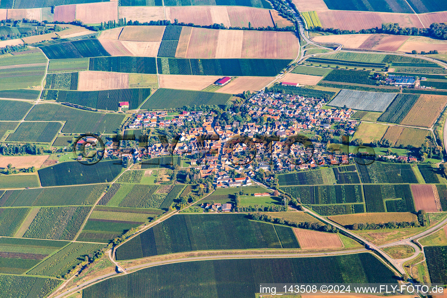 Dorf von Süden in Impflingen im Bundesland Rheinland-Pfalz, Deutschland